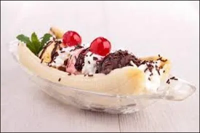En France, quels sont les trois parfums de glace que l'on trouve dans un Banana Split ?