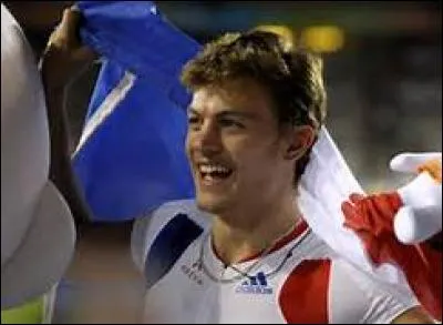 Entre la bouche et l'estomac (pas l'intestin, l'ESTOMAC), la nourriture se balade pendant environ 7 seconde. On peut comparer ce temps à celui pris par ___ pour parcourir 100 mètres, à quelques secondes près.