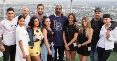 En quelle couleur sont habillés les Anges pour la photo de groupe du début ?