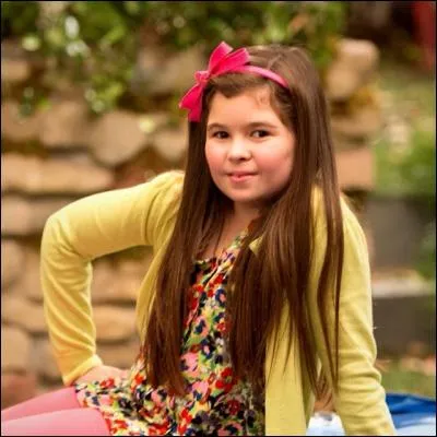 Comment s'appelle cette fille forte pour amadouer son frère jumeau ?