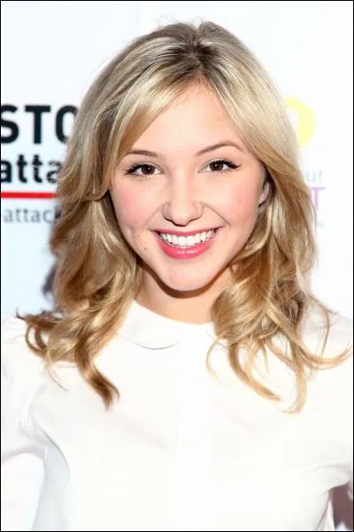 Comment s'appelle cette fille, meilleure amie de la fille de la question 1 ?