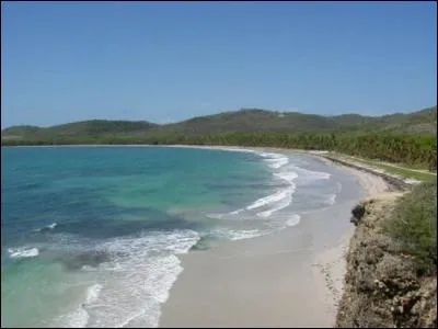 Sur quelle plage débute le sentier des Trace des Caps ?