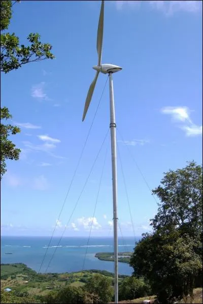 Les seules éoliennes implantées sur l'île se situent dans cette commune.