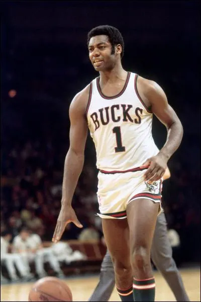 Il est surnommé The Big O, c'est une ancienne légende de la NBA.