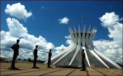 Qui a réalisé la cathédrale métropolitaine Notre-Dame de l'Apparition de Brasilia ?