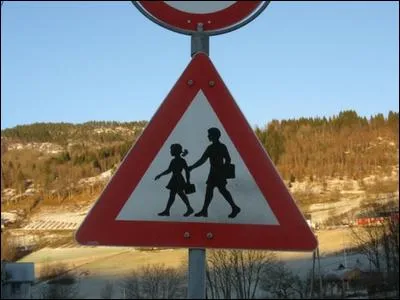 En 2014, quelle est la part d'enfants non scolarisés dans le monde vivant dans les 32 pays en situation de conflit ?