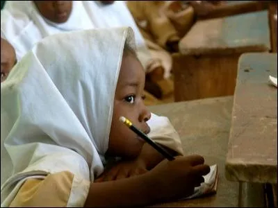 Quelle part de l'aide humanitaire mondiale a été allouée à l'éducation depuis 2010 ?