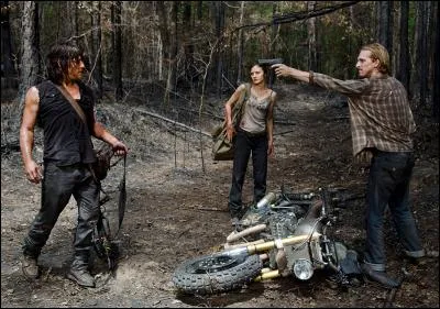 Sur la route, Daryl a été séparé de Sasha et Abraham car ils se sont fait attaquer par un groupe. Dans la forêt, Daryl se fait retrouver par trois autres, mais il arrive à leur échapper avec leur sac. Pourquoi revient-il finalement les voir ?