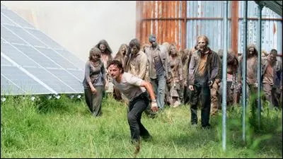 Comment la horde de rôdeurs arrive-t-elle à pénétrer dans l'enceinte d'Alexandria ?