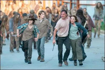 Rick, Carl, Gabriel, Judith, Jessie, Ron et Sam sont coincés dans une maison avec de nombreux rôdeurs au rez-de-chaussée. Comment le groupe arrive-t-il à retourner à l'extérieur ?