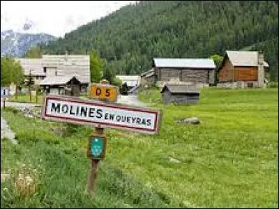 Commune des Hautes-Alpes, dans le parc naturel régional du Queyras, Molines-en-Queyras se situe en région ...