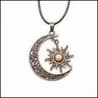 Comment est le pendentif porte-bonheur de Luna ?