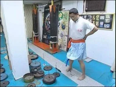 Vrai ou faux - Un homme a soulevé 113 kilos avec son pénis à 61 cm du sol.