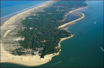 Quel mot correspond à cette définition : pointe de terre qui va vers la mer ?