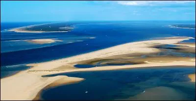 Qu'est-ce qu'une grande étendue d'eau qui est ouverte sur la mer ?
