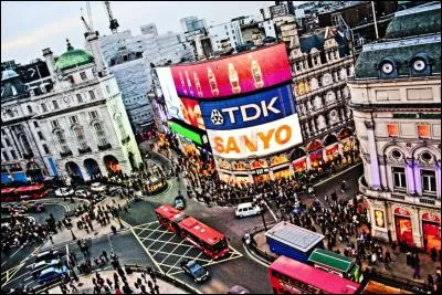 Quel type d'espace est le Piccadilly Circus ?