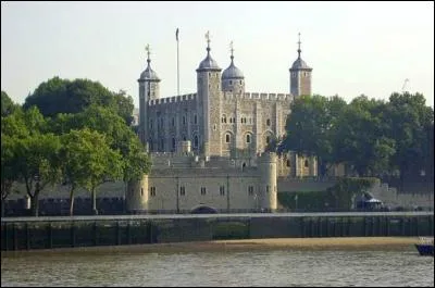 Qu'est-ce qui est conservé dans la Tour de Londres ?