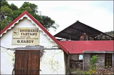 Dans quelle usine se fait la distillation des rhums Hardy ?
