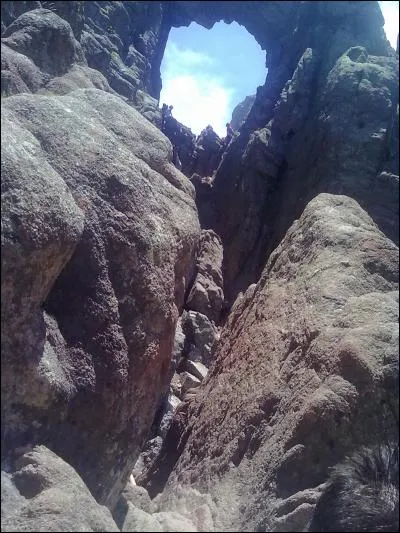 Comment appelle-t-on ce trou dans la montagne ?