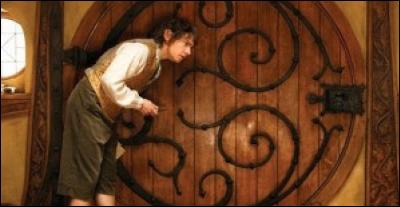 Quel est le premier nain qui se présente à la porte de Bilbo ?
