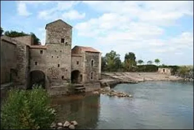 Pour voir ce moulin médiéval, direction Saint-Thibéry. Commune Héraultaise, elle se situe dans la nouvelle région ...