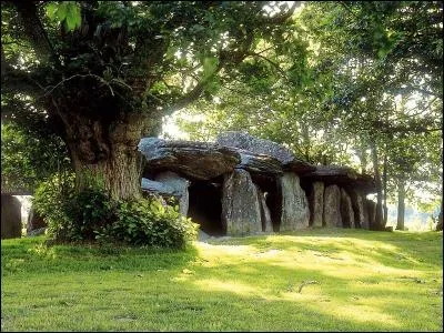 Combien fait la superficie de la Bretagne ?