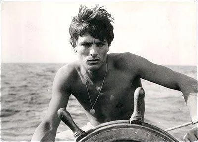 Avec qui Alain Delon proclame-t-il ses fiançailles le 22 mars 1959 ?