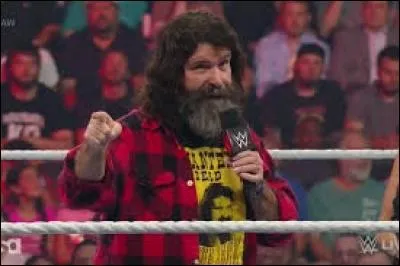 Egalement, chacun des deux grands shows de la WWE sera mené et géré par un manager général. Mick Foley remplira cette fonction pour :