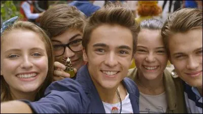 Quel est l'objet que tient Sam ?