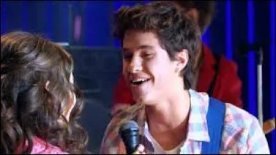 Dans l'épisode 5, à l'open de musique, quelle chanson Simón et Luna chantent-ils, accompagnés de Nico et Pedro ?