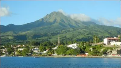 Quel est le nom de la roche naturelle issue des coulées générées par les éruptions de la Montagne Pelée, exploitée dans des gisements dans la commune ?