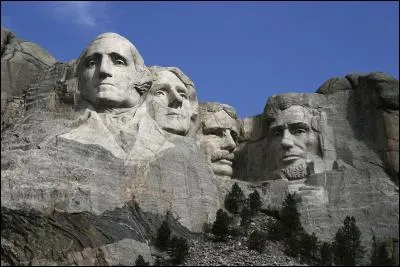Les présidents George Washington (à gauche), Thomas Jefferson (à sa droite) et Abraham Lincoln (à la droite de l'image) sont représentés sur le mont Rushmore. Qui est le quatrième président représenté ?