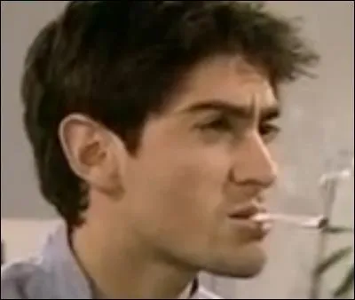 Dans l'épisode "Une histoire de mec formidable", Julien, le mec formidable, a plein d'atouts sauf :