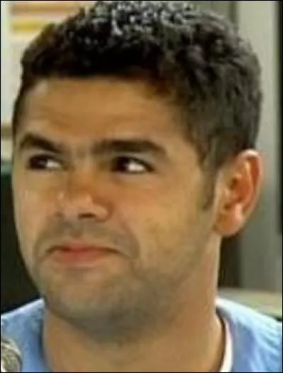 Jamel essaye d'acheter un article au distributeur automatique de l'hôpital, mais la machine est défectueuse.
Quel est l'article en question ?