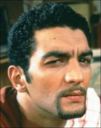 Sabri se fait arnaquer par un démarcheur. Ce dernier lui assure qu'il a des possessions de luxe. Quelles sont-elles ?