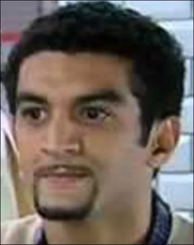 Bien qu'il se prenne pour un acteur/comédien, Sabri n'a obtenu qu'un seul rôle déterminant. Quel a été ce rôle ?