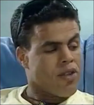 Jamel a du mal à accepter le fait que son frère soit :