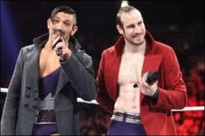 Passons maintenant à "The Vaudevillains", équipe formée de Simon Gotch et Aiden English. Ces deux fervents défenseurs du style et des valeurs du catch à l'ancienne, dans la plus pure des rudesses, font partie de ce show :