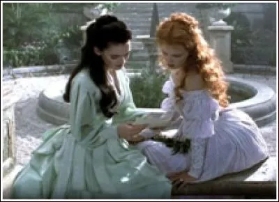 Qu'aperçoivent Mina et Lucy lorsqu'elles vont visiter un village sur les côtes nord-ouest de l'Angleterre ?