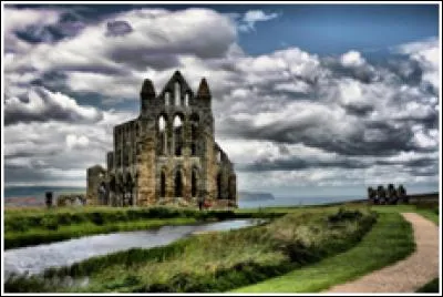 Dans quelle ville d'Angleterre se cacherait Dracula ?