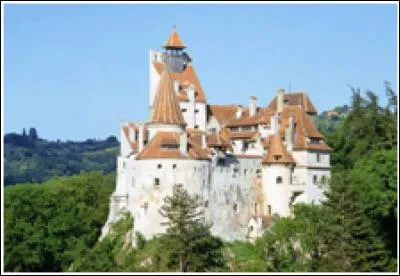 Ne parvenant pas à retrouver Dracula et ne sachant pas où il se rend, Van Helsing décide de se rendre...