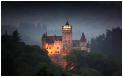 Quelle est la particularité de la population locale où se situe le château de Dracula ?