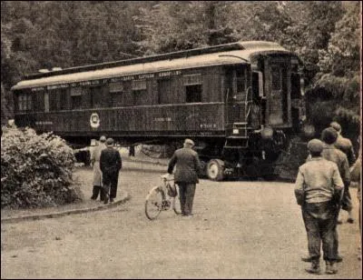 Après cette défaite, Pétain demande l'Armistice qui sera signée le 22 juin 1940 à...