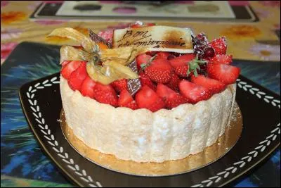 Il est temps d'entamer le gâteau d'anniversaire :