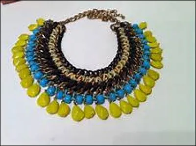 Autour de quoi passe-t-on son collier ?