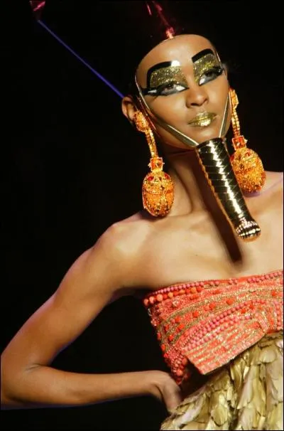 Pour quel couturier défile ce mannequin ?