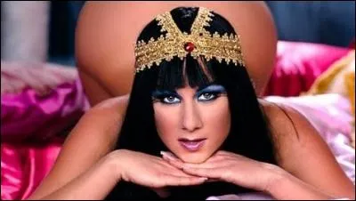 Dernière reine d'Égypte qui n'hésitait pas à donner son corps pour son pays. Qui est-elle ?