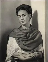 Je veux bien servir l'anisette, mais c'est Frida ...