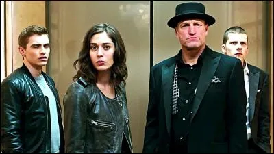 Qui interrompt le tour des cavaliers au début du film ?