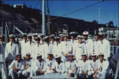 Il y a 5 officiers, un coq (cuisinier) et 12 hommes d'quipage ncessairent au bon fonctionnement du navire.